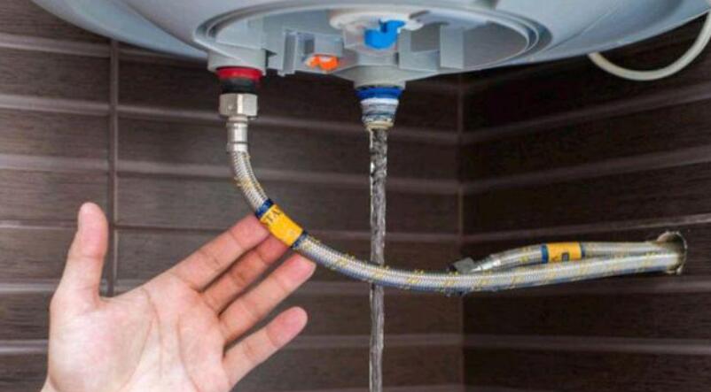 Est-il préférable d'utiliser un soufflet ou un tuyau tressé pour le raccordement du chauffe-eau ?