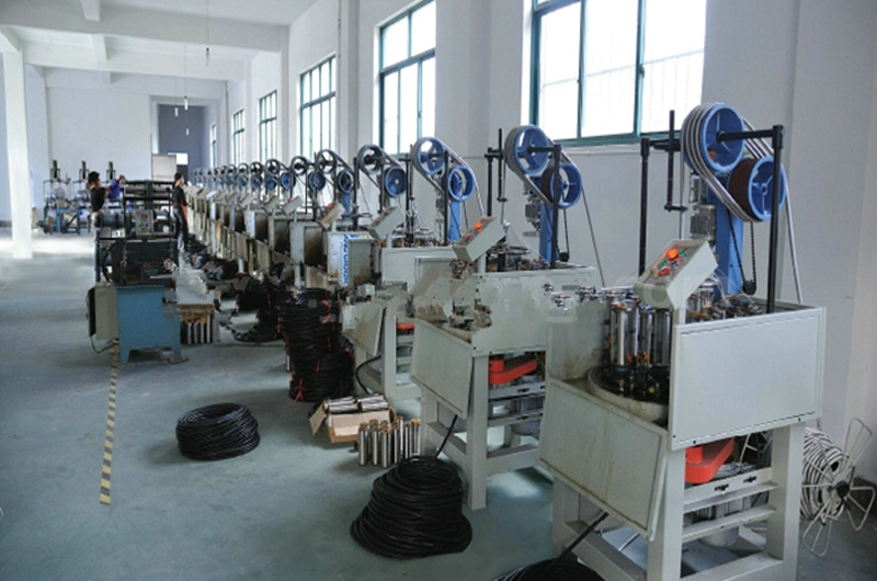 Machine à tuyaux tressés